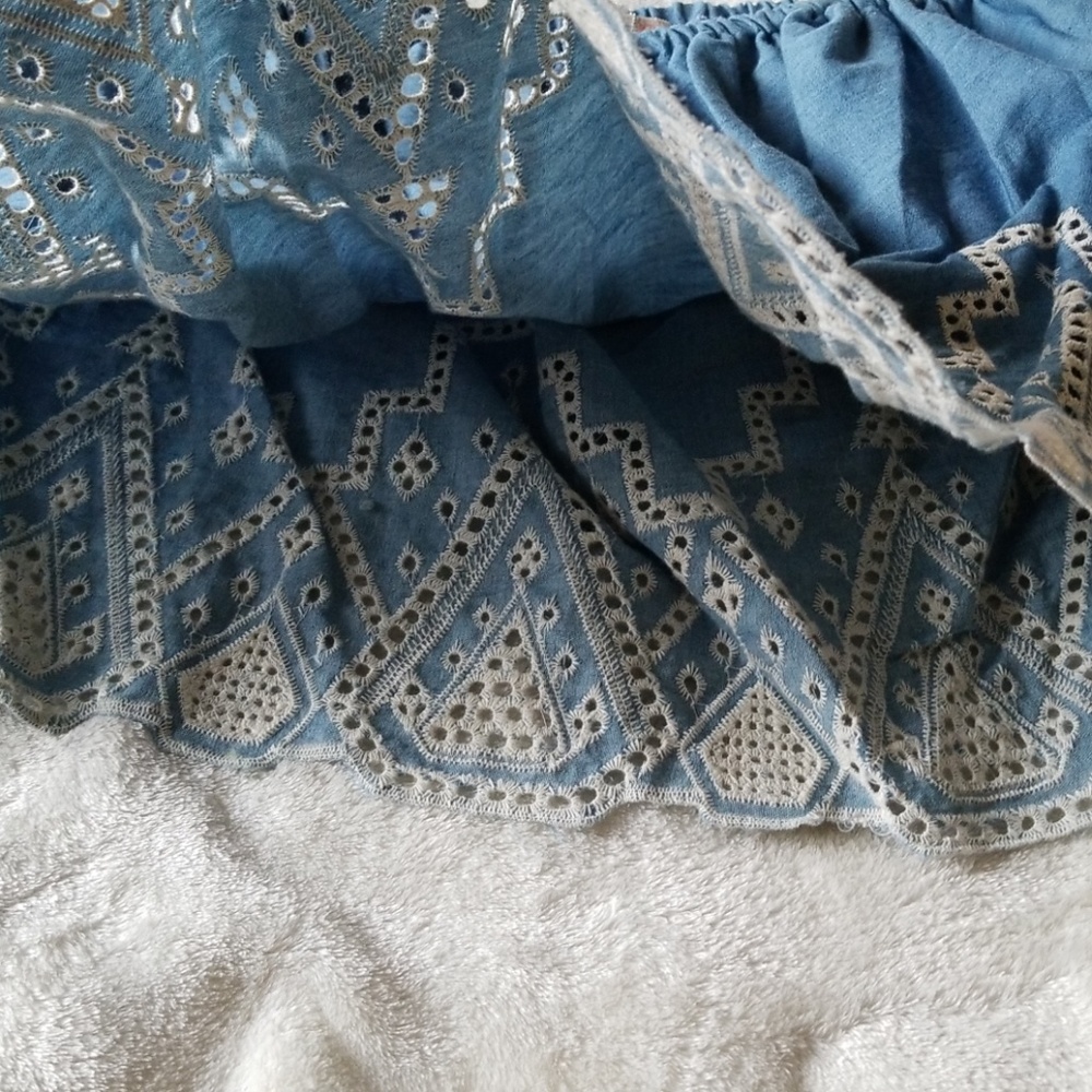 Gianni Bini Chambray Eyelet Crop Top - Picture 6 of 7